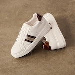 <p>Sneakers</p>