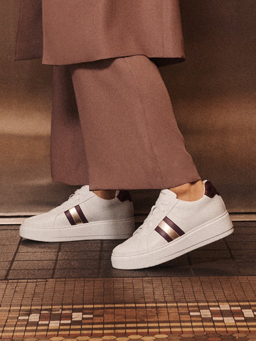 <p><em>Sneakers</em></p>