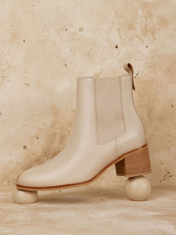 <p><em>Boots</em></p>