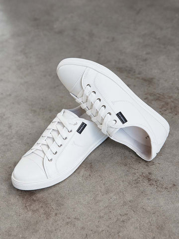 <p><em>Sneakers</em></p>