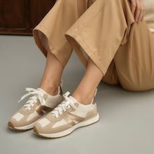 <p>Sneakers</p>