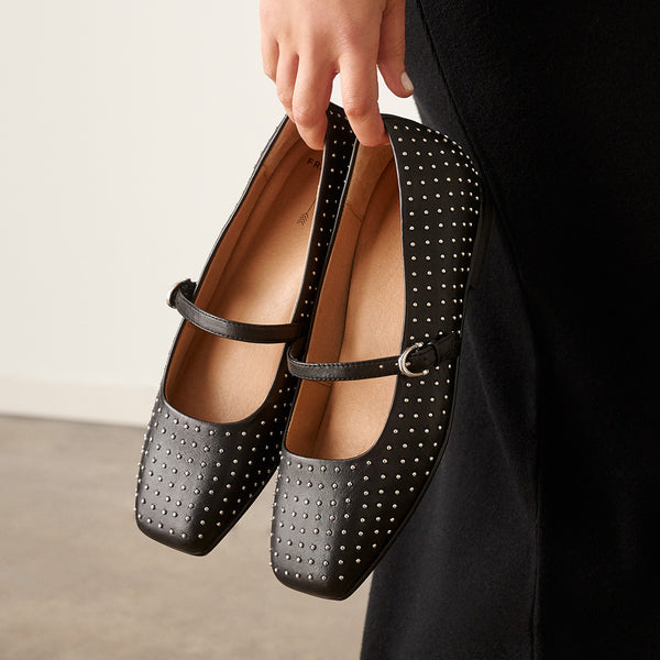 Hepburn Black Stud