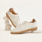 <p>Sneakers</p>