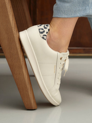 <p><em>Sneakers</em></p>