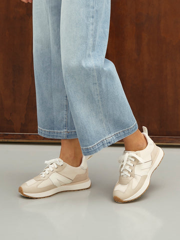 <p><em>Sneakers</em></p>
