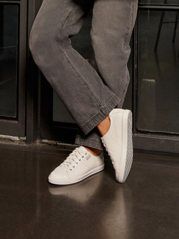 <p><em>Sneakers</em></p>
