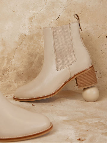 <p><em>Boots</em></p>