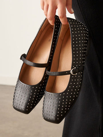 <p><em>Flats</em></p>