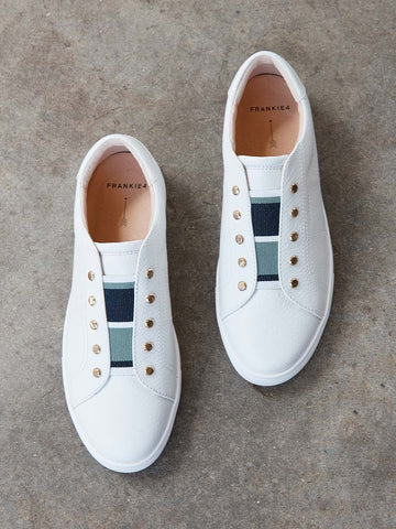 <p><em>Sneakers</em></p>