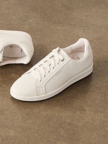 <p><em>Sneakers</em></p>