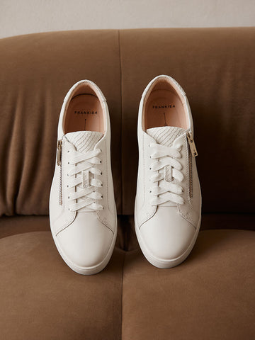 <p><em>Sneakers</em></p>