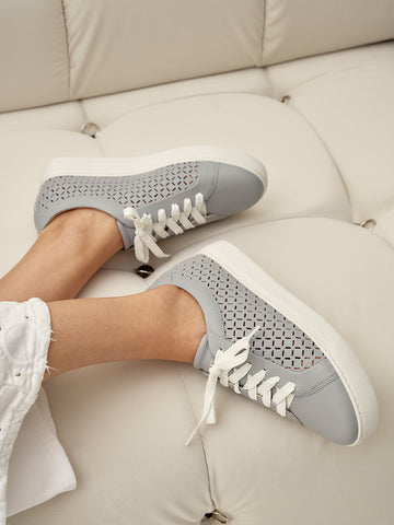 <p><em>Sneakers</em></p>