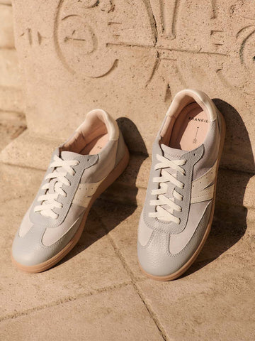 <p><em>Sneakers</em></p>