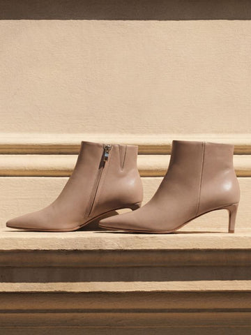 <p><em>Boots</em></p>